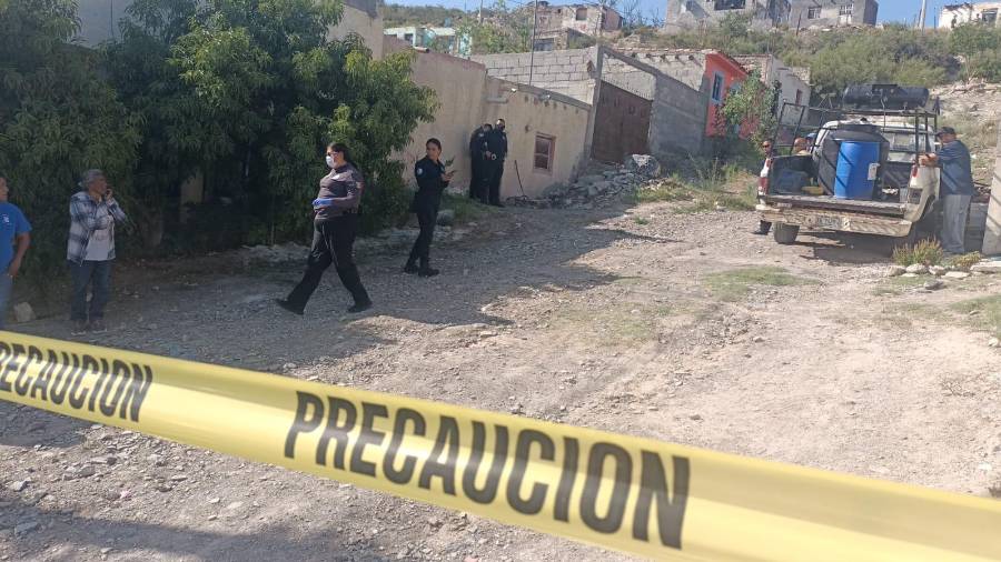 De acuerdo con los primeros peritajes, el hombre llevaba varios días sin vida, situación que fue advertida por vecinos debido a los olores fétidos que salían de la vivienda.
