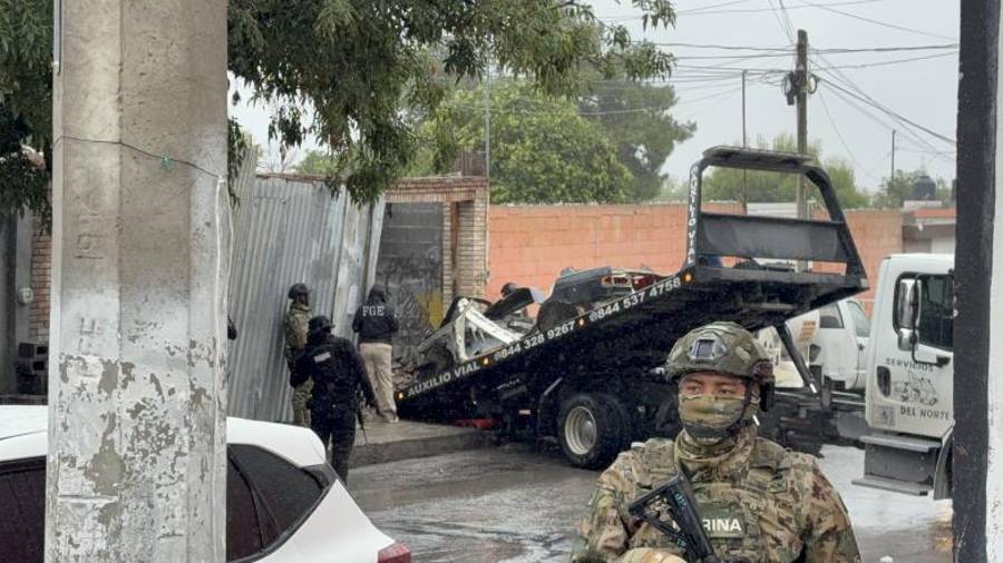 Personal de las corporaciones municipales, estatales y de la Marina resguarda el inmueble de la calle Correo Mayor, en la colonia Postal Cerritos, donde fue localizado el vehículo robado.