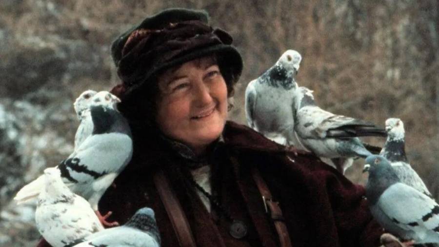 La actriz irlandesa, ganadora del Oscar y recordada por su papel de la “señora de las palomas” en ‘Mi pobre angelito 2’, dejó un importante legado en el cine.