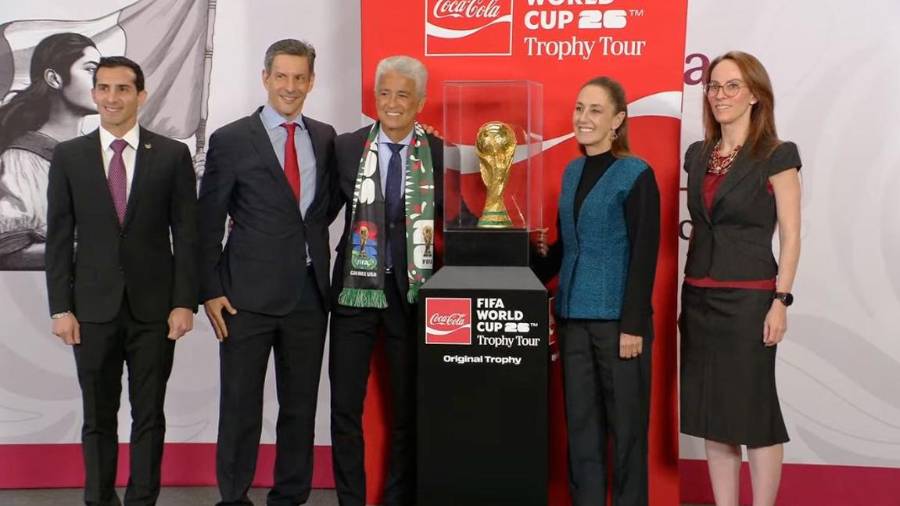 A cien días de la Copa Mundial 2026, la presidenta Claudia Sheinbaum presentó una réplica del trofeo en Palacio Nacional junto a Bebeto y directivos de Coca-Cola México.