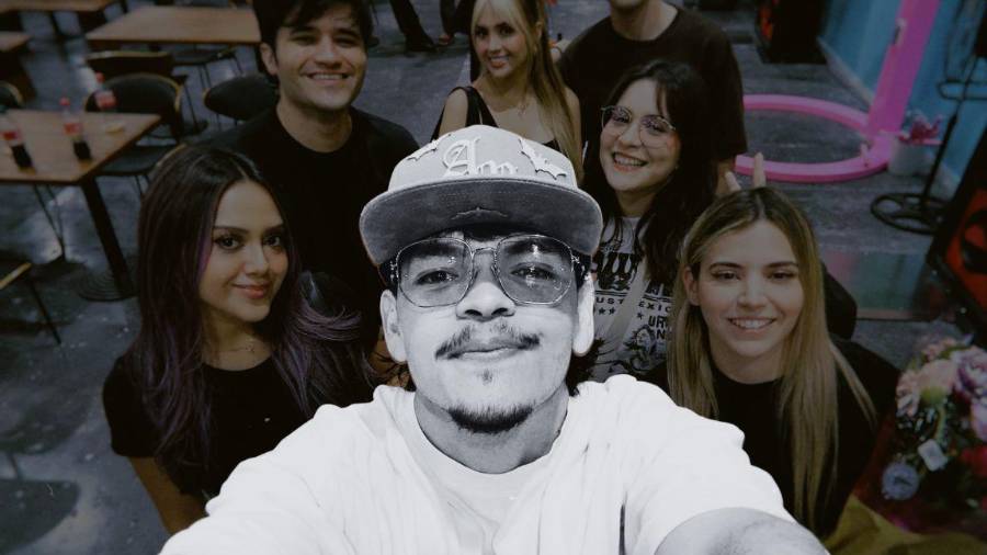 Carlos Mauricio Gómez, conocido como El Komanche, creador de contenido salvadoreño, fue reportado sin vida en su vivienda de Monterrey; investigan las causas.