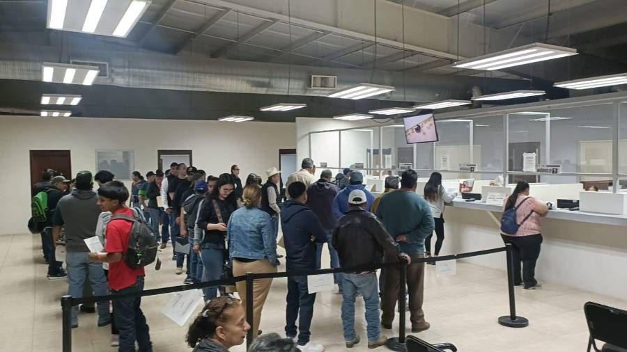 Contribuyentes realizan trámites de derechos vehiculares en Piedras Negras para participar en el sorteo estatal.