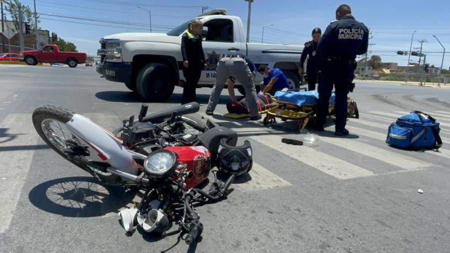 La motocicleta quedó varios metros adelante del punto donde terminó tendido el lesionado tras el impacto.