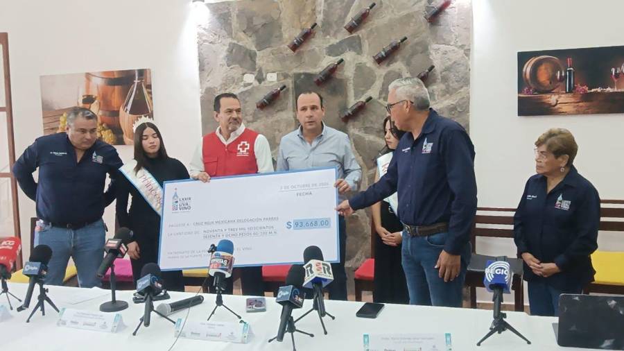 El Patronato de la Feria de la Uva 2026 destinó a la Cruz Roja Mexicana Delegación Parras el 40% de lo obtenido por este concepto y entregó simbólicamente 93 mil 678 pesos.