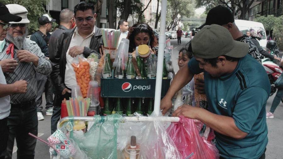 La PEA es la oblación que, durante la semana de referencia, realizó o tuvo un vínculo con una actividad económica (población ocupada), o buscó activamente hacerlo.