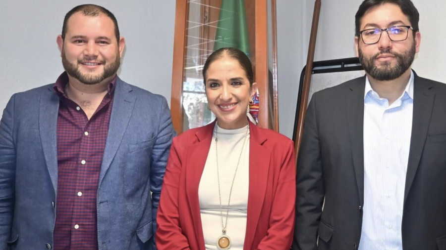 Domingo Hernández (Izq.), titular de la Oficina Enlace de la Secretaría de Educación Pública en Coahuila, alertó sobre el aumento de denuncias por certificados apócrifos y la oferta de carreras universitarias sin validez oficial en los primeros dos meses del 2026.