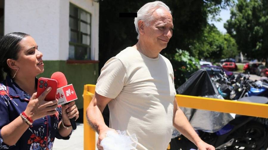 En punto de las 12:50 horas Victor “N” salió del Centro de Readaptación Social de Atlacholoaya. La defensa legal del ex funcionario de PEMEX acusado de violencia familiar, obtuvo el cambio de las medidas cautelares.