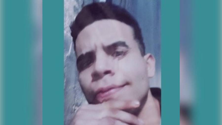 La ficha de búsqueda incluye señas particulares y tatuajes que podrían facilitar su identificación.