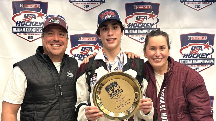El joven defensa recibió la oportunidad de competir con el equipo Sub-18 de USA Hockey durante la temporada anterior.