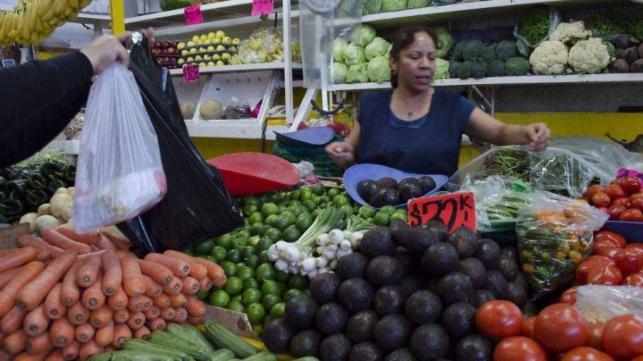 El precio de alimentos básicos como jitomate, papa y chile poblano aumentó significativamente durante los primeros meses del año, afectando el gasto familiar.