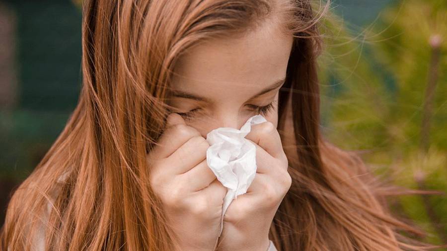 El aumento de temperaturas y vientos intensos en varias regiones del país está generando un ambiente propicio para la dispersión de polvo y polen, factores que pueden detonar alergias respiratorias.