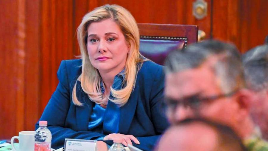 La gobernadora de Chihuahua, María Eugenia Campos Galván, viajó a Ciudad de México en medio de versiones sobre una posible comparecencia ante la Fiscalía General de la República.