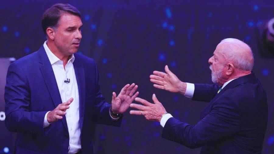 El debate con formato cara a cara puede percibirse como si se tratara de una obra de teatro por el alcance de los comentarios con intenciones muy visibles de incomodar a su contrincante.