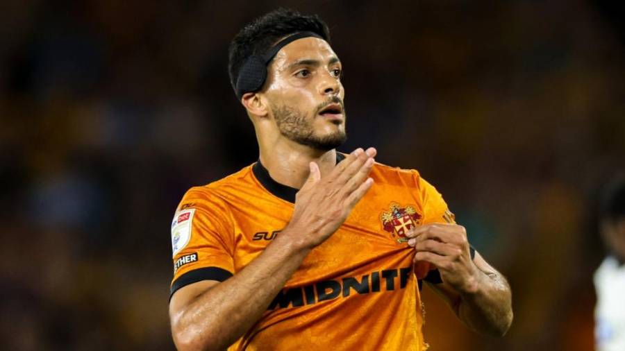 Raúl Jiménez celebró su regreso al Wolverhampton con un gol agónico desde los 11 pasos.