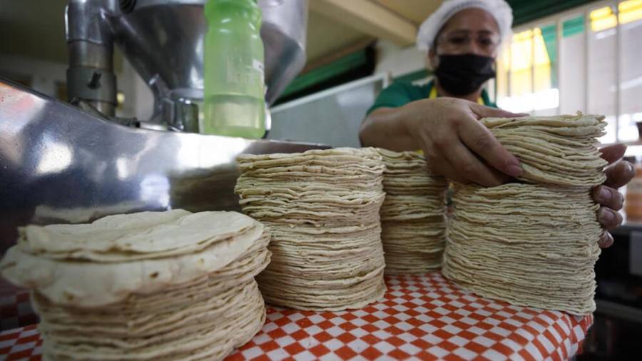 El precio de la tortilla en México registrará un aumento de hasta 4 pesos por kilo durante abril, impulsado por el encarecimiento del maíz y los costos de producción. El alza impactará de forma desigual en todo el país.