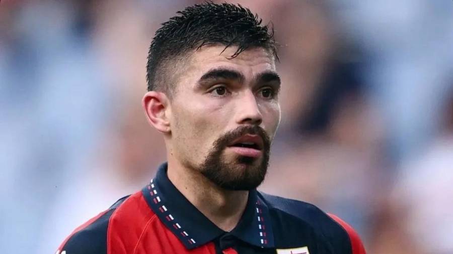Johan Vásquez portó el gafete de capitán y comandó la defensa del Genoa frente al Napoli.