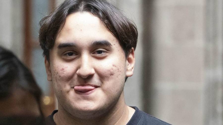 Jesús Ernesto López Gutiérrez ha mantenido un perfil discreto pese a ser hijo del expresidente Andrés Manuel López Obrador. Actualmente estudia la licenciatura en Derecho en la Universidad Intercontinental (UIC).
