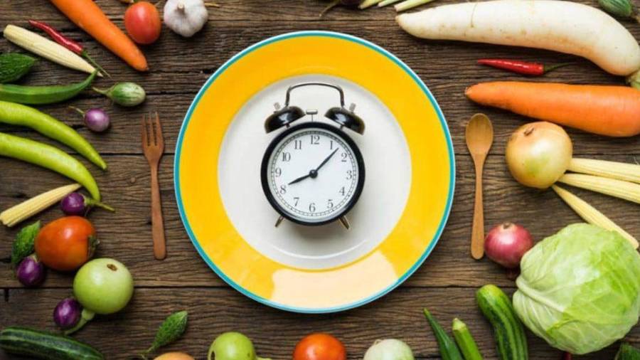 El ayuno intermitente se ha convertido en una de las tendencias más populares para bajar de peso y mejorar la salud metabólica.