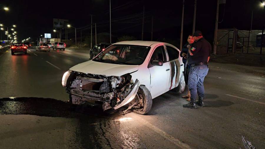 Elementos de la Policía Municipal de Ramos Arizpe acudieron al sitio del accidente para tomar conocimiento de los hechos y abanderar la zona, evitando así un nuevo percance en el área.