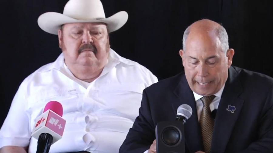 El cantante de música regional mexicana Ramón Ayala y su hijo, Ramón Ayala Jr., enfrentan una demanda en Texas por presunto abuso sexual y acoso presentada por ex integrantes de su agrupación.