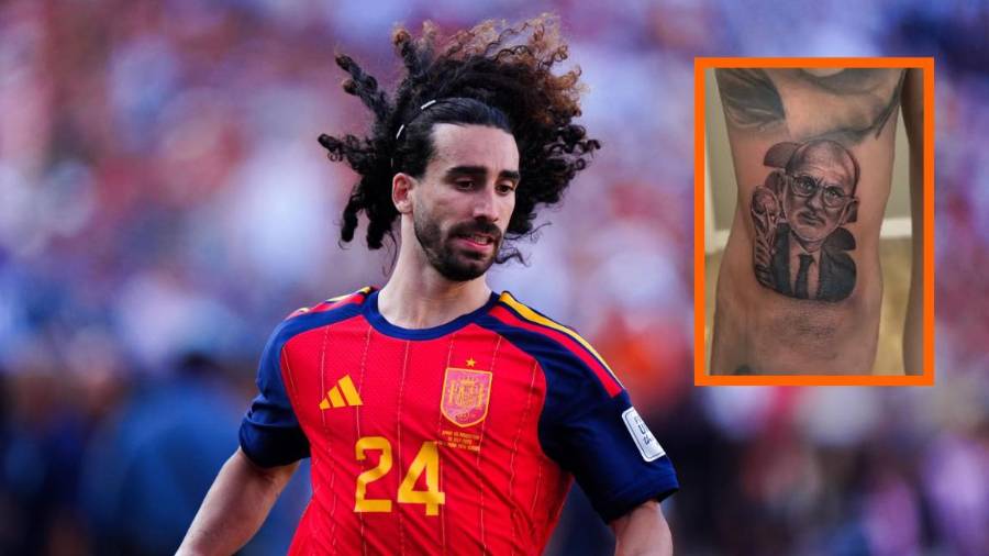Marc Cucurella presumió el retrato de Luis de la Fuente con la Copa del Mundo, plasmado en su antebrazo izquierdo.