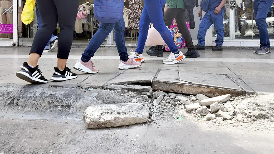 Las banquetas, un peligro para los peatones en Saltillo