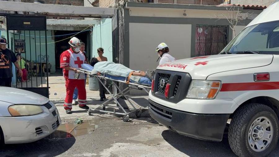 Paramédicos de la Cruz Roja inmovilizaron al menor antes de trasladarlo para continuar con su valoración médica.