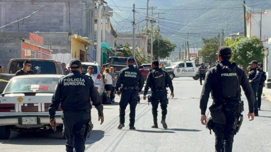 Agentes de Investigación Criminal acudieron la mañana de este domingo a la colonia Guerrero para realizar diligencias relacionadas con el homicidio.