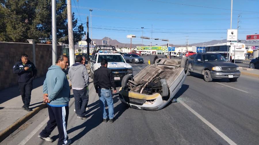 Elementos de Tránsito Municipal realizaron labores de abanderamiento para evitar otro percance.