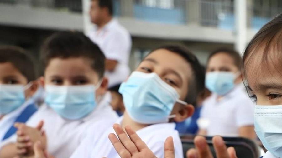 La alerta epidemiológica por sarampión en México ha encendido las alarmas. Aunque la vacuna es la clave, el cubrebocas regresa como un aliado táctico en zonas de riesgo para frenar el contagio aéreo.