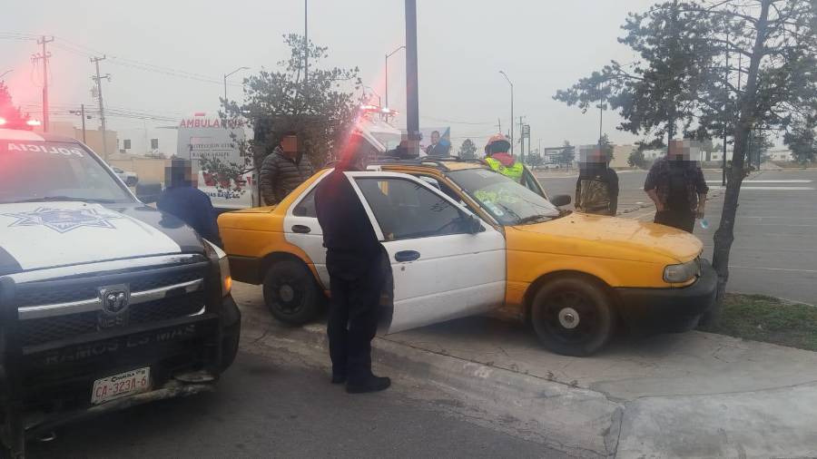 La unidad Nissan Tsuru quedó dañada en su parte frontal tras impactar contra un árbol en la colonia Quinta Manantiales.
