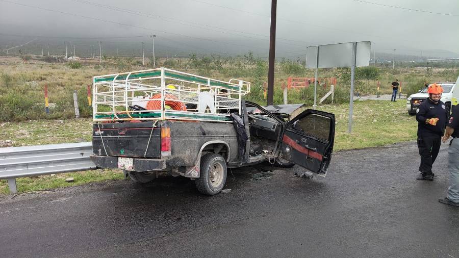 La camioneta terminó sobre el muro metálico de contención, lo que obligó a los rescatistas a desplegar maniobras especializadas para liberar a los ocupantes atrapados en la cabina.