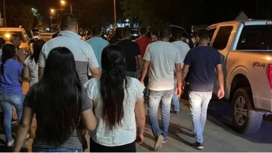 Videos en redes sociales mostraron a decenas de personas tras detenerse el tráfico.