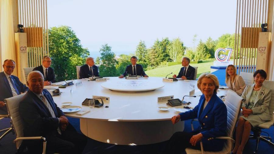 De izquierda a derecha: Antonio Costa, Friedrich Merz, Keir Starmer, Donald Trump, Emmanuel Macron, Mark Carney, Giorgia Meloni, Sanae Takaichi y Ursula von der Leyen.
