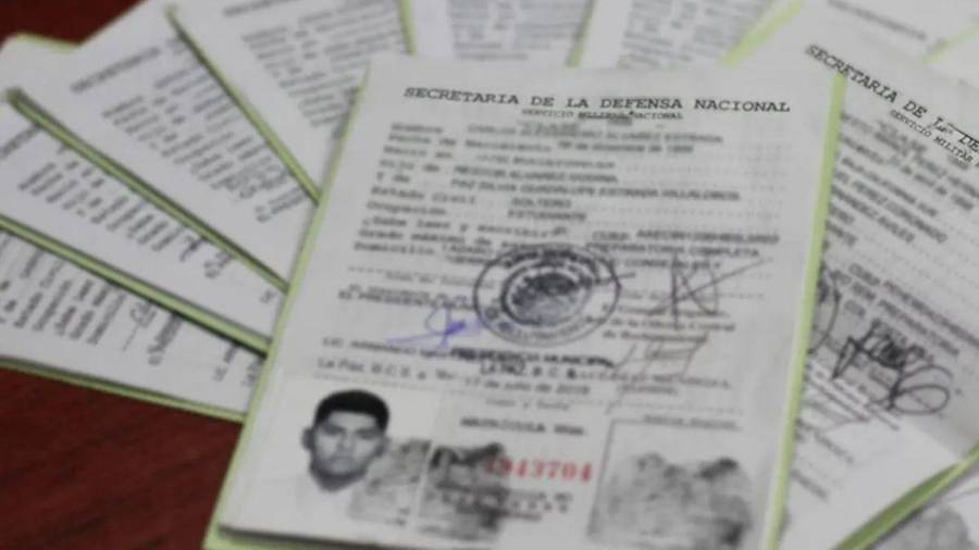 Documentos militares listos para entrega en los módulos oficiales; jóvenes deberán acudir en fin de semana para recibir su cartilla liberada.