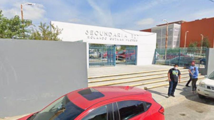 Movilización policiaca en secundaria 127 de Pesquería, Nuevo León, tras reporte de alumno con arma de postas; el menor fue resguardado y el objeto asegurado.