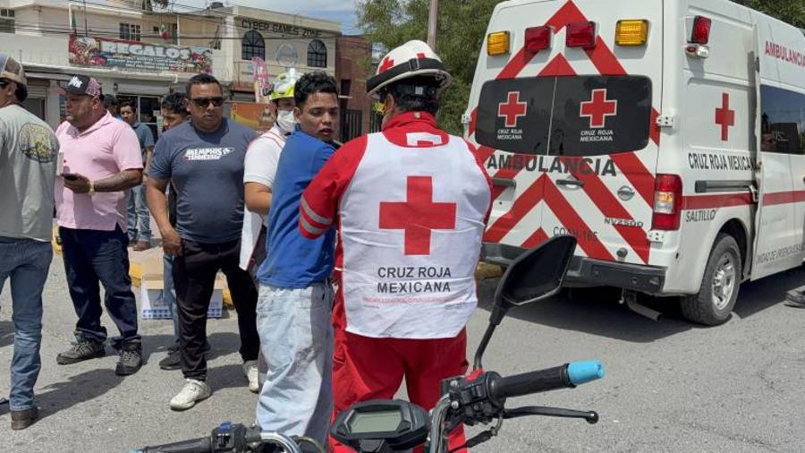 Paramédicos de la Cruz Roja brindaron atención al joven motociclista antes de trasladarlo al Hospital General.