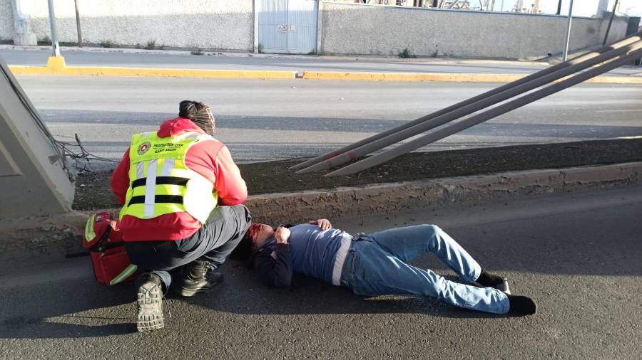 Paramédicos acudieron para atender al joven herido.