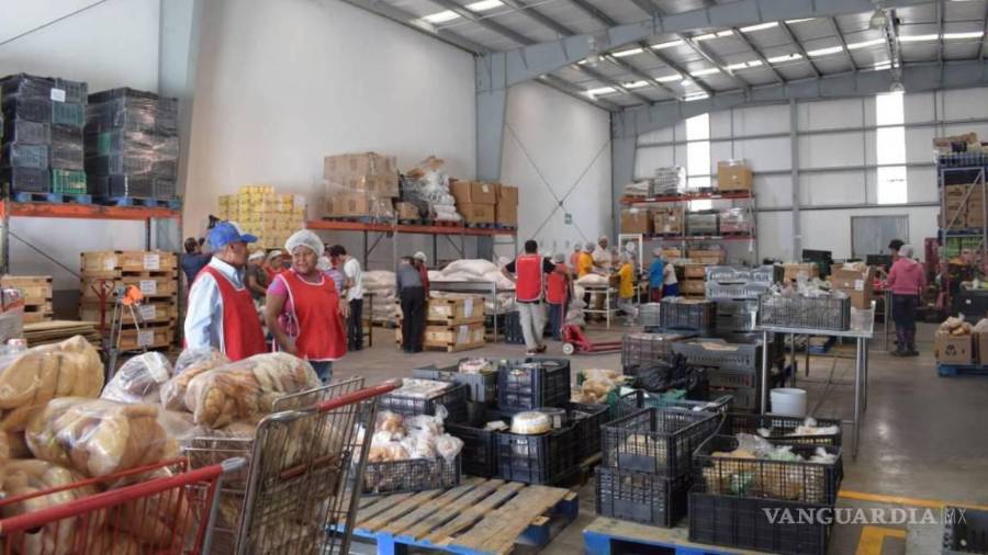 Despensas del programa “Ángeles” incluyen frutas, verduras y pan, además de productos básicos para familias necesitadas.