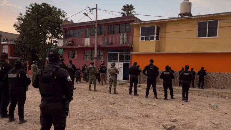Autoridades federales y estatales aseguraron un taller clandestino de uniformes y equipo táctico en Ecatepec de Morelos; hallaron chalecos, granadas y detuvieron a dos personas.