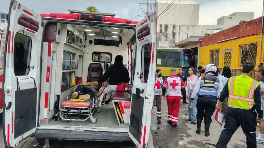 Elementos de Protección Civil, Bomberos y cuerpos de auxilio acudieron al cruce de la avenida Juárez y la calzada Mariano López Ortiz para atender a los pasajeros lesionados y coordinar las maniobras de seguridad en la zona.