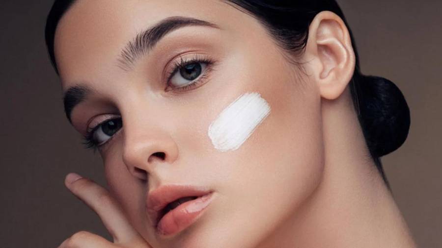 La clásica crema Nivea de lata azul tiene una fórmula especialmente rica y oclusiva. Conoce para qué pieles puede ser útil y cuándo conviene evitarla.