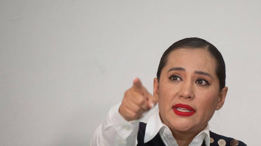 Sandra Cuevas asegura que migrantes viajan a México para buscar afiliarse a Morena.