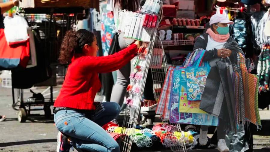 Según el Inegi, la economía informal tiene una ocupación laboral 32 millones 743 mil; la formal es de 26 millones 790 mil de trabajadores.