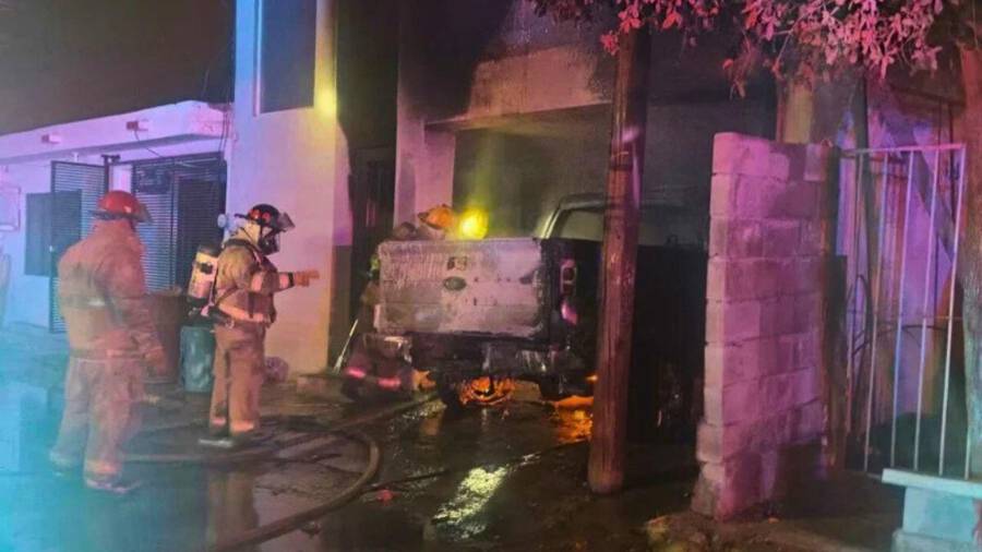 La camioneta quedó completamente calcinada dentro de la cochera tras el incendio intencional.