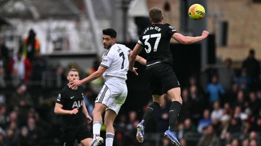 Raúl Jiménez fue titular y participó en el 2-1 del Fulham sobre el Tottenham en Craven Cottage, en duelo correspondiente a la jornada 28 de la Premier League 2025-26 en Londres, Inglaterra.