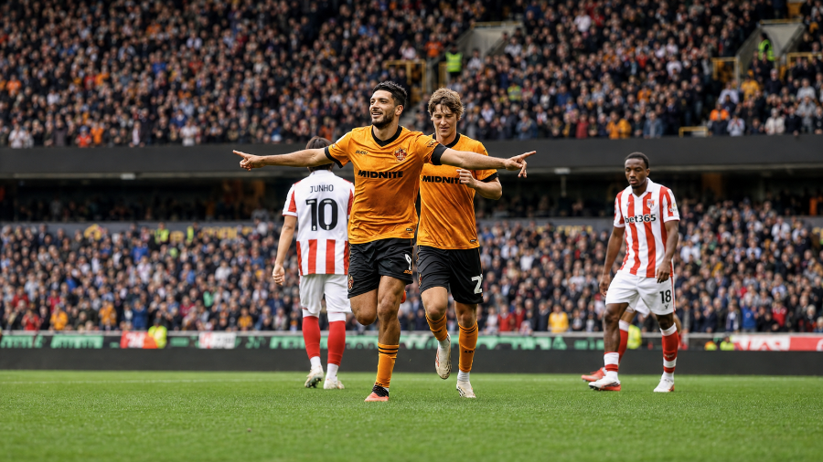 Raúl Jiménez celebró su segundo gol de la temporada con Wolves, que remontó y goleó al Stoke City en Molineux.