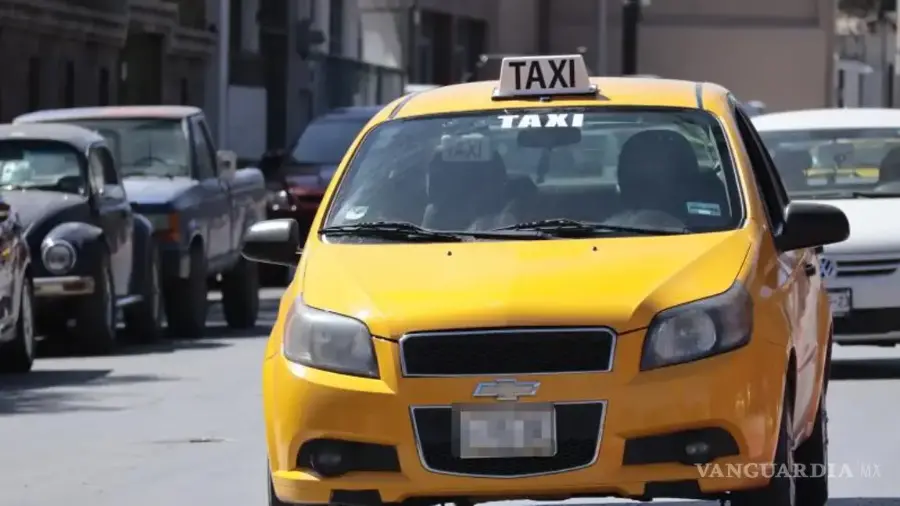 Varios taxistas acudieron al llamado de auxilio de su compañero, quien fue despojado de sus pertenencias por dos delincuentes, en la colonia Australia.
