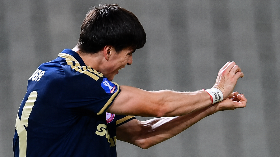 Armando “Hormiga” González celebró con su característico “Kamehameha” su primer gol con Olympiacos, ante AEL Larissa.
