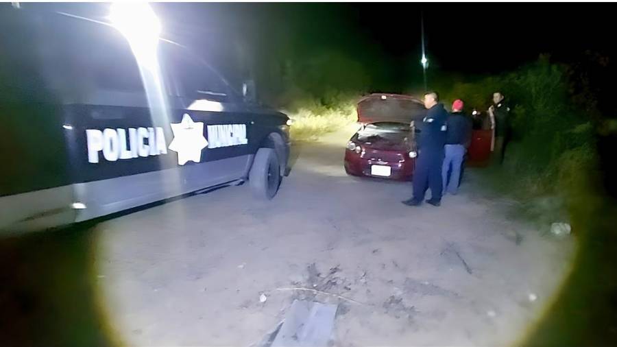 Elementos municipales aseguraron el vehículo con una banda de nailon para impedir que cayera al barranco.